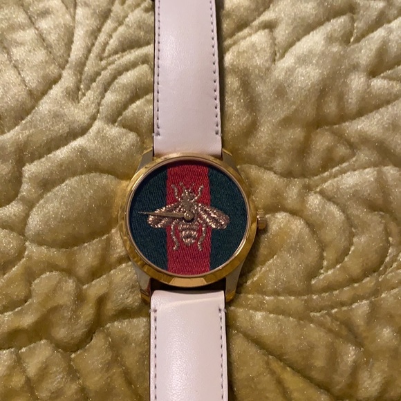 Men’s Gucci Signature Bee Watch with leather strap - Picture 2 of 2